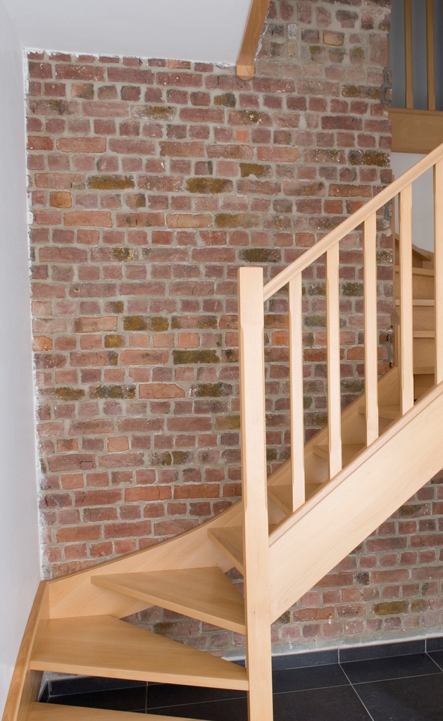 Escalier standard avec une combinaison de marches ouvertes et fermées