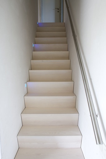 [1060] Escalier en Z en bois entre murs - hêtre