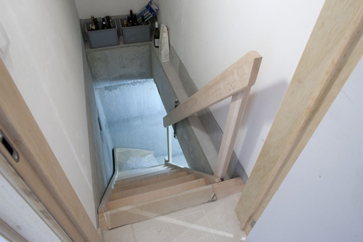 [1024] Escalier de cave quart tournant ouvert, composé de hêtre 2° choix