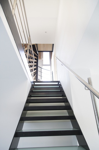 [1081] Strakke metaaltrap met matte glazen treden, die voor een zachte toets zorgen (Brussel)