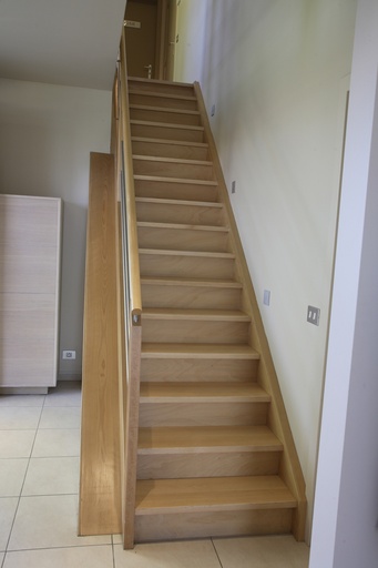 [2033] Standaard rechte gesloten trap in beuk