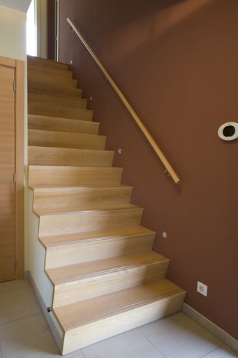 [2035] Escalier en Z en hêtre partiellement entre murs