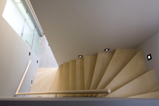 [1039] Trap met S-vorm en ledverlichting