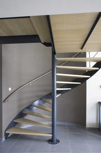 [1044] Escalier en colimaçon en métal avec limon extérieur