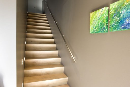 [1047] Z-trap volledig tussen muren’