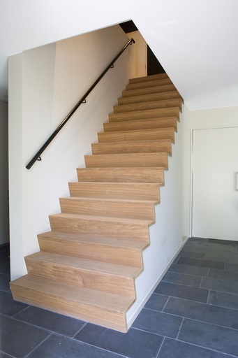 [1049] Z-trap gedeeltelijk tussen muren