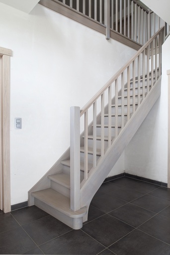 [1064] Escalier droit fermé en hêtre
