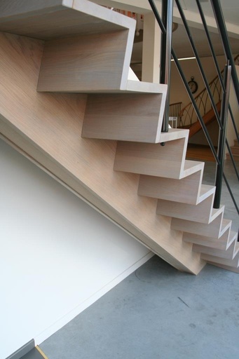 [1065] Escalier en Z avec limon central - Wevelgem