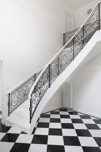 [1067] Escalier avec belle balustrade ornementale