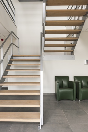 [1072] Straight staircase with landings | Metal Design