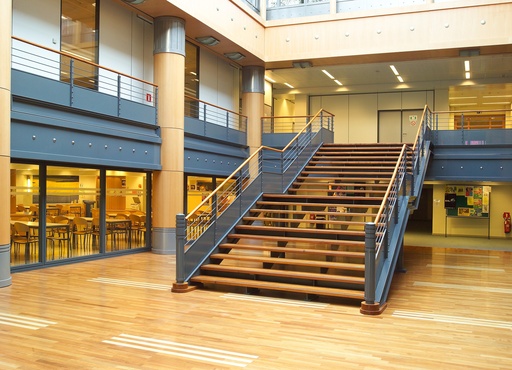 [Europees parlement in Brussel] Escalier droit avec palier intermédiaire