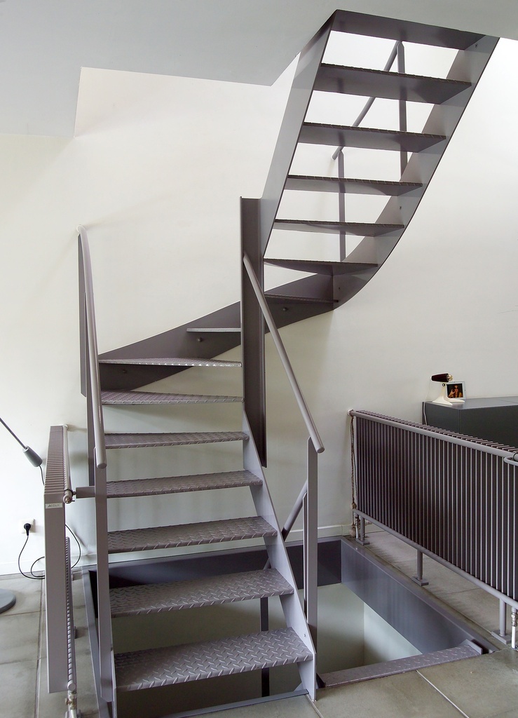 Escalier à deux quarts de tour avec des marches en tôle striée