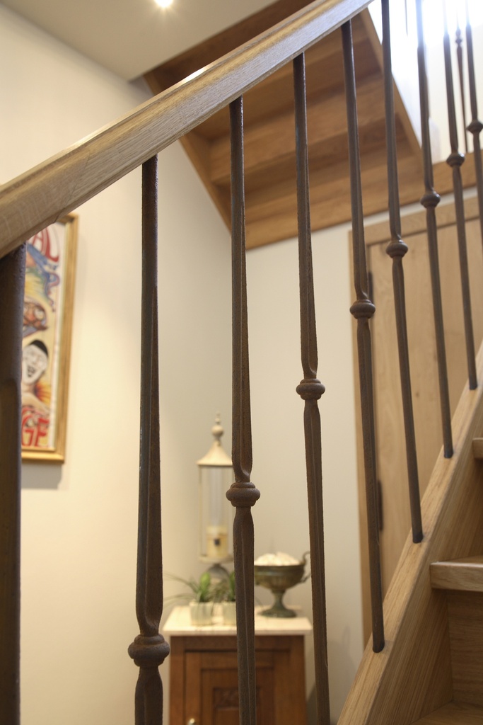 Geroeste metalen balusters met houten handgreep