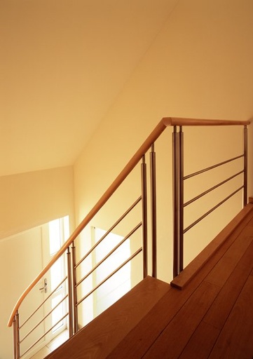 [1144] Trap met uitgezaagde trapbomen aan één zijde