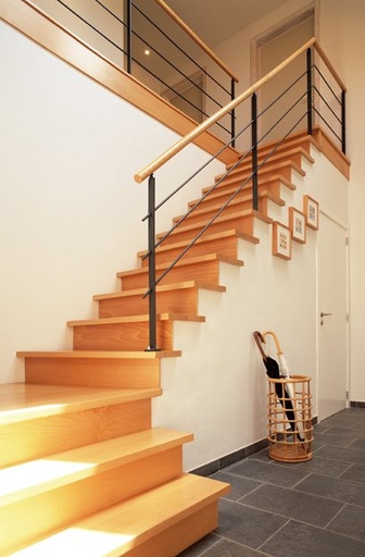 [1147] Trap met uitgezaagde trapbomen in hout