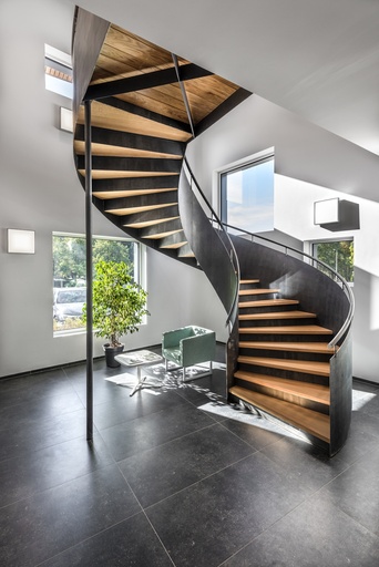 [1149] Escalier en colimaçon orné de marches en bois