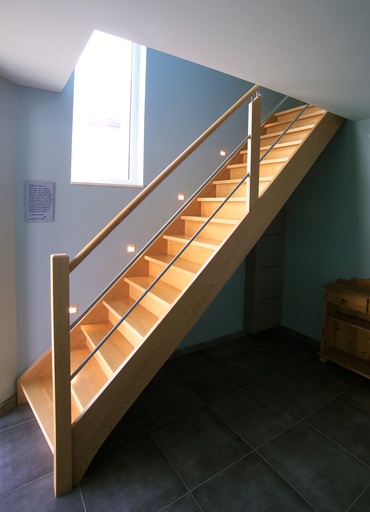 [1158] Escalier droit fermé en hêtre avec balustrade en inox/hêtre
