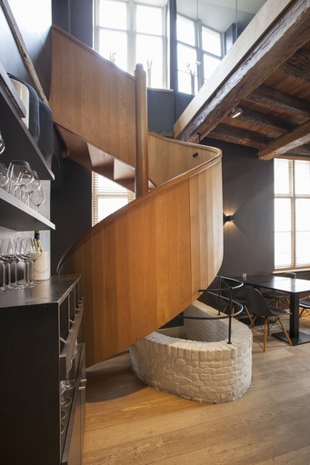 [1163] Houten spiltrap in eik met eiken wand | restaurant Brugge