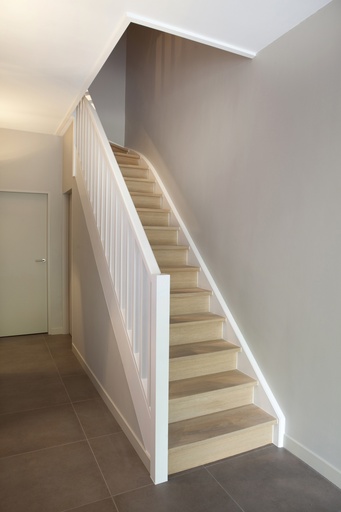 [996] Escalier cottage avec marches en chêne