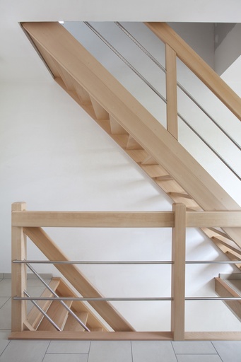[994] Escalier droit ouvert en hêtre