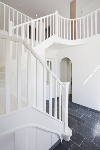 [991] Klassieke trap met tussenbordes | geschilderd