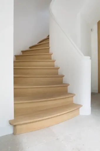 Gebogen Houten Trap rond Ronde Kolom