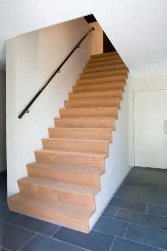 Zwevende Houten Z-trap