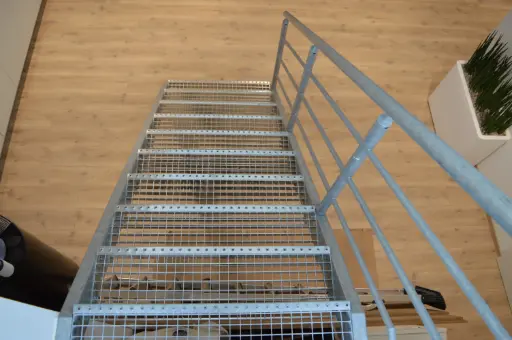 Escalier Fermé à Garde-corps Courbe