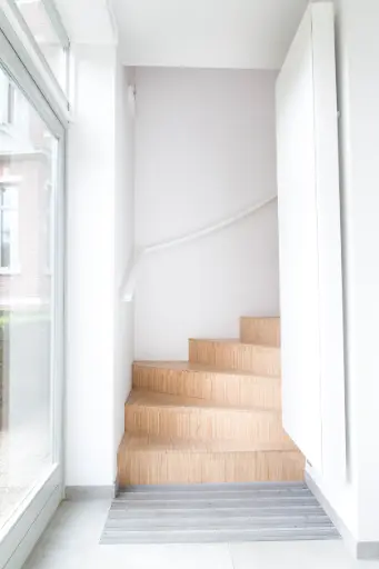 Compacte Trap in Wit Interieur