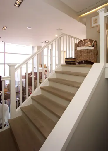 Witte Trap in Winkelinterieur