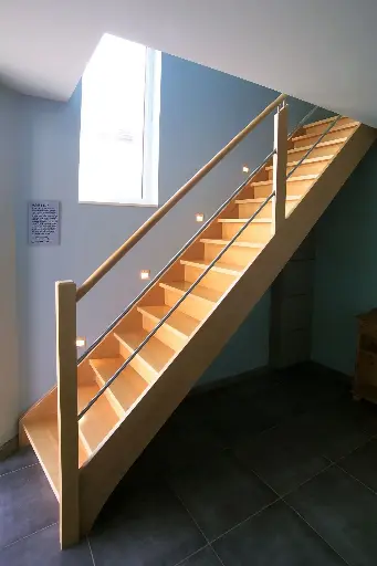 Rechte gesloten houten trap (3056)