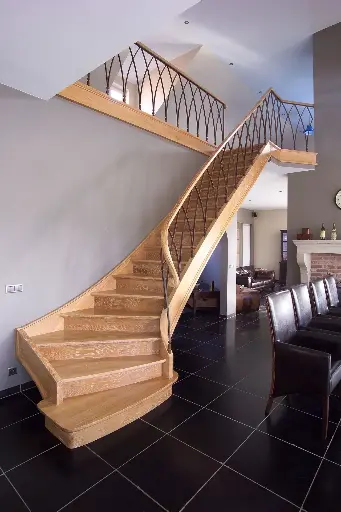 Gesloten Trap met Smeedijzeren Balustrade