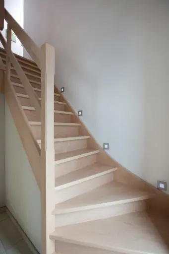 Houten Trap met Kruisbalustrade