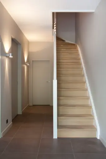 Houten Trap met Witte Balustrade