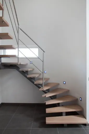 Escalier Ouvert près d'une Niche en Arc