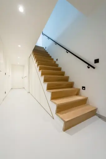 Zwevende Trap in Minimalistisch Interieur