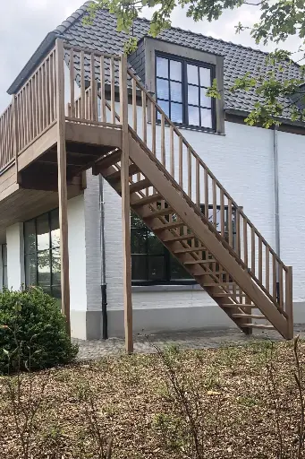 Buitentrap naar Overdekt Terras