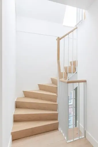 Uitbeklede Betontrap met Z-Treden