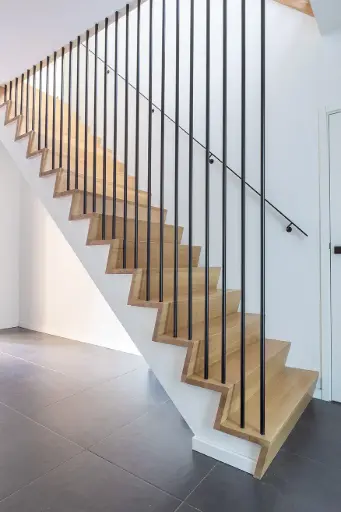 [3097] Z-trap met doorlopende balustrade